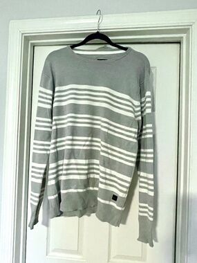Quicksilver Gray and White Men’s Sweater